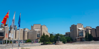 Бројот на запишани студенти на УКИМ опаѓа во последните години Плато УКИМ