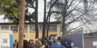 Редици граѓани на студеното време за вадење лични документи