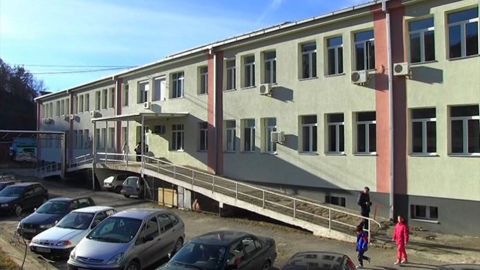 болница