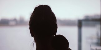 Мајките кои се соочуваат со постпородилна депресија, немаат никаква институционална поддршка