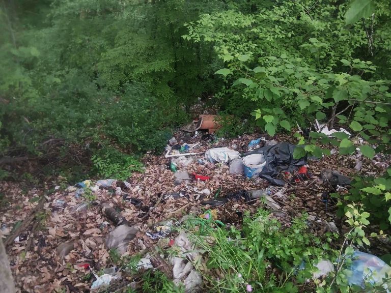 Шар Планина затрупана со планини отпад