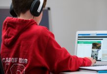 Младите во Радовиш ја препознаваат важноста на проверката на информации, но медиумската писменост останува предизвик