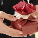 Само двајца функционери пријавиле подароци минатата година: системот за пријавување подароци без контрола