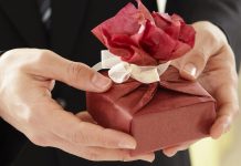 Само двајца функционери пријавиле подароци минатата година: системот за пријавување подароци без контрола