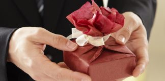 Само двајца функционери пријавиле подароци минатата година: системот за пријавување подароци без контрола